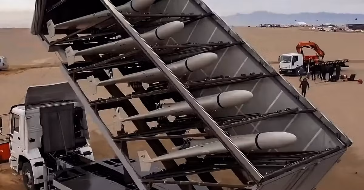 Việc mở rộng sản xuất Shahed 136 là yếu tố chính làm gia tăng áp lực lên hệ thống phòng không của Ukraine, với tờ Financial Times có trụ sở tại London đưa tin vào tháng 5 rằng: "Nga hiện đang sản xuất tên lửa và máy bay không người lái nhanh hơn mức sử dụng, xây dựng kho dự trữ và gia tăng áp lực lên hệ thống phòng thủ đang căng thẳng của Ukraine”. Ảnh: @Forces News.