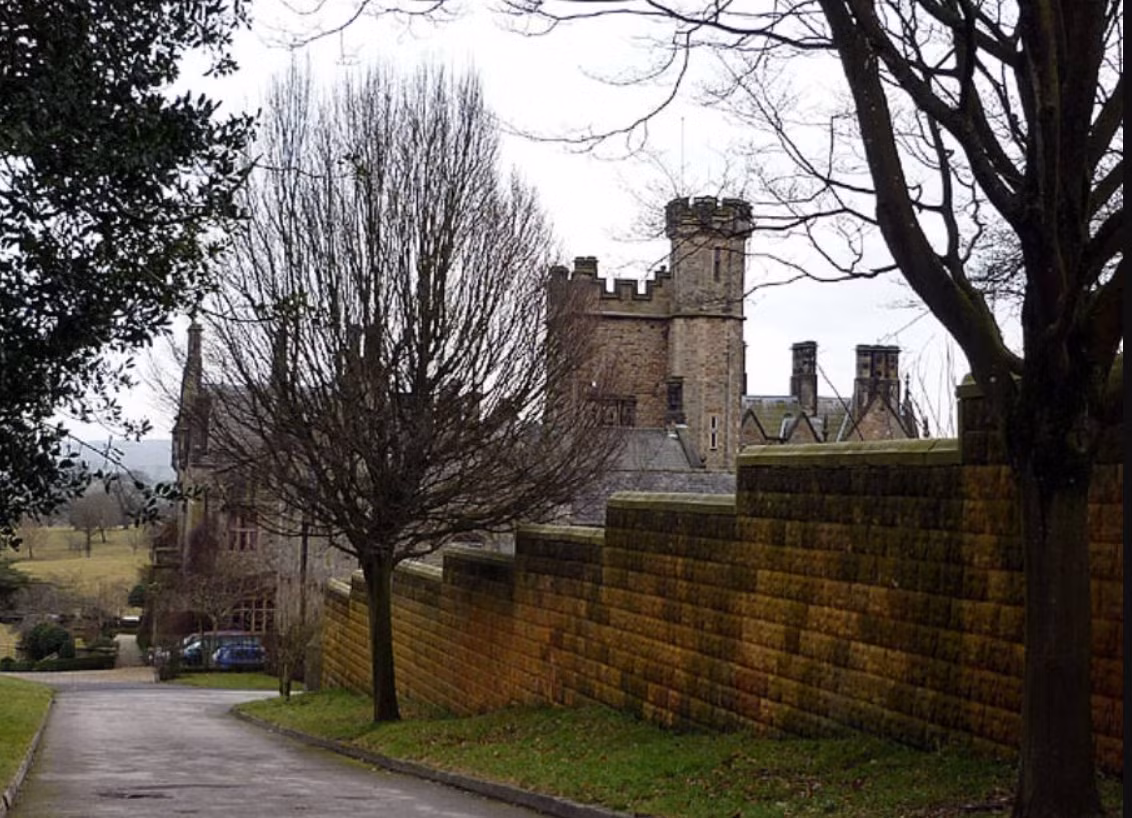 Tình yêu ngập tràn không khí tại dinh thự lịch sử Whittington Hall ở hạt Lancashire của Anh, khi một người dò tìm kim loại gần khuôn viên đã phát hiện một chiếc nhẫn vàng khắc dòng chữ “Hãy trân trọng tình cảm của tôi”. Ảnh: @Chương trình Cổ vật Di động Anh.