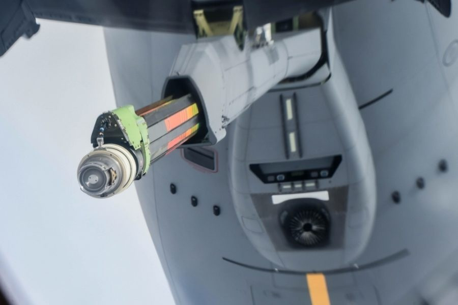 Hơn thế nữa, vụ tai nạn còn khiến một quả bom rơi xuống cánh đồng trống gần Santa Maria, California. Dù không gây thương vong, sự cố cho thấy rủi ro trực tiếp với an toàn mặt đất nếu cần tiếp dầu gãy rời trong lúc bay. Đây được coi là vụ việc nghiêm trọng nhất trong loạt sự cố liên quan đến Pegasus.