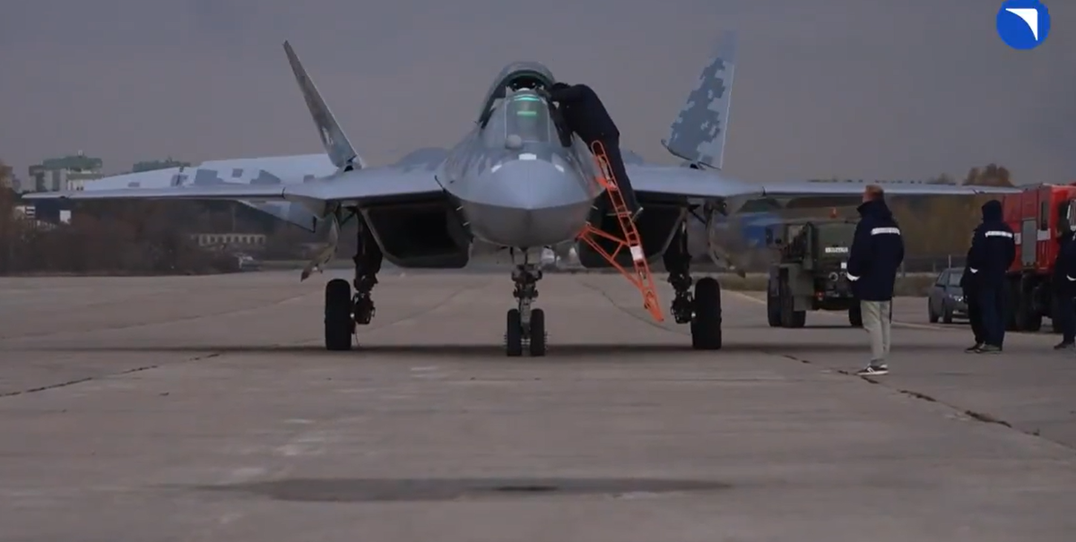 Màn trình diễn làm nổi bật sự tiến bộ của máy bay Su-57 trong thiết kế ít bị phát hiện, và phản ánh sự tập trung ngày càng tăng của Nga vào việc tích hợp vũ khí bên trong để cải thiện khả năng tránh radar trong các nhiệm vụ tấn công. Ảnh: @OSINTWarfare.