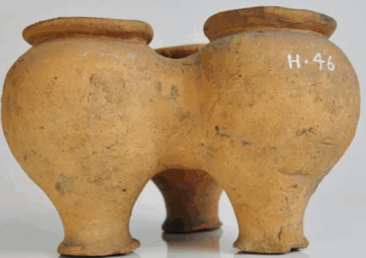 Hiện có ba cách giải thích đang được nghiên cứu: Một, nó là chiếc đèn: các ngăn có thể chứa dầu, mỗi ngăn có một bấc riêng. Vật thể này như vậy sẽ trở thành một chiếc đèn ba ngọn, có lẽ được sử dụng trong các bối cảnh linh thiêng, hoặc trong các nghi lễ gia đình đặc biệt. Ảnh: @Wardell Armstrong Archaeology.