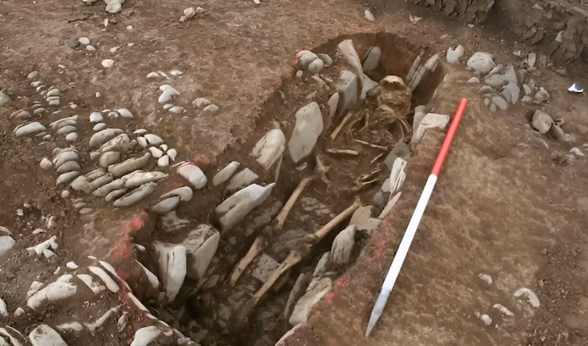 Các hiện vật được tìm thấy bao gồm các mảnh xương động vật, công cụ giết mổ và đồ nấu nướng, mảnh vụn kim loại, cũng như những mảnh bình thủy tinh hiếm có vẻ như được nhập khẩu từ nơi khác. Ảnh: @Dr Andy Seaman.