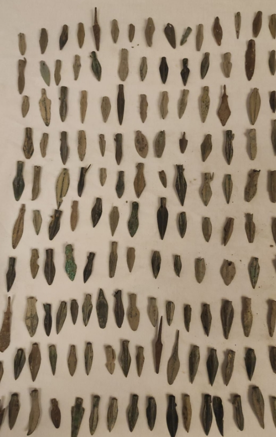 Điểm yếu duy nhất của đầu mũi tên này là nó hơi cùn, nhưng bề mặt góc cạnh của nó vẫn sắc như dao cạo cho đến ngày nay. Ảnh: @Cơ Quan Cổ Vật Israel.