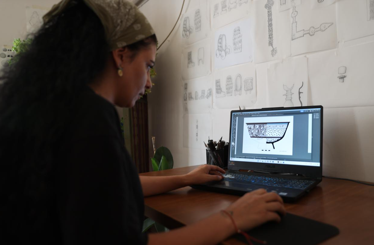 Bát nghi lễ được trang trí công phu với những dòng chữ Ả Rập cả bên trong lẫn bên ngoài, bao gồm cả tên người chế tác. Dòng chữ lớn nhất là dòng chữ màu xanh lam ở đáy bát có ghi nội dung: "Ngài là người được ban tặng danh dự vĩnh cửu”. Ảnh: @Đại học Harran.