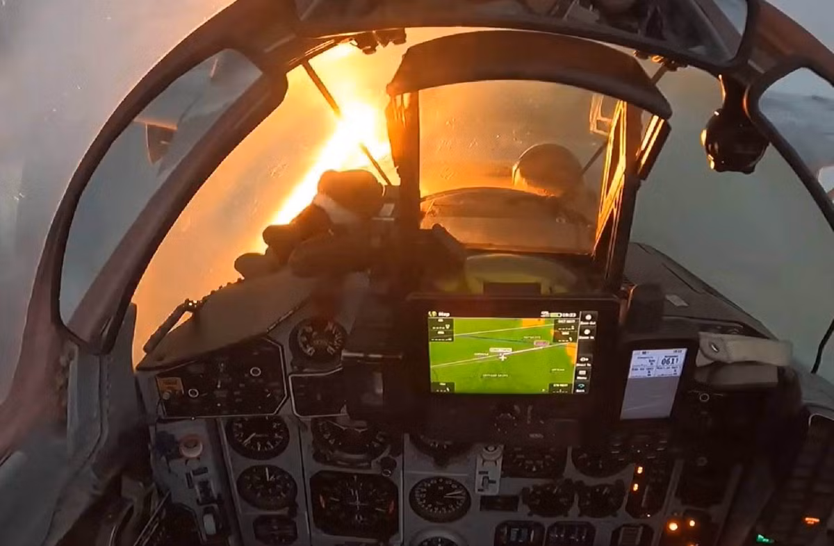 Máy bay MiG-29 được trang bị radar xung Doppler Zhuk-ME, có khả năng theo dõi nhiều mục tiêu ở phạm vi lên đến 193 km, mang theo kho vũ khí bao gồm tên lửa dẫn đường bằng radar R-77 cho các cuộc giao tranh tầm xa, và tên lửa dẫn đường hồng ngoại R-73 cho chiến đấu tầm gần. Ảnh: @India Today.