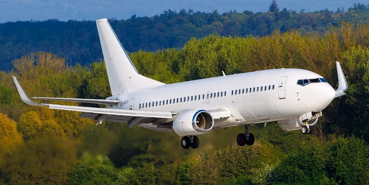 Hình ảnh Boeing 737 BBJ2 phóng mồi bẫy tại Radom phản ánh xu thế toàn cầu, cho thấy máy bay chở nguyên thủ ngày càng tích hợp công nghệ tự vệ quân sự, khi ranh giới với máy bay chiến đấu dần mờ đi trước nguy cơ tên lửa phòng không di động.