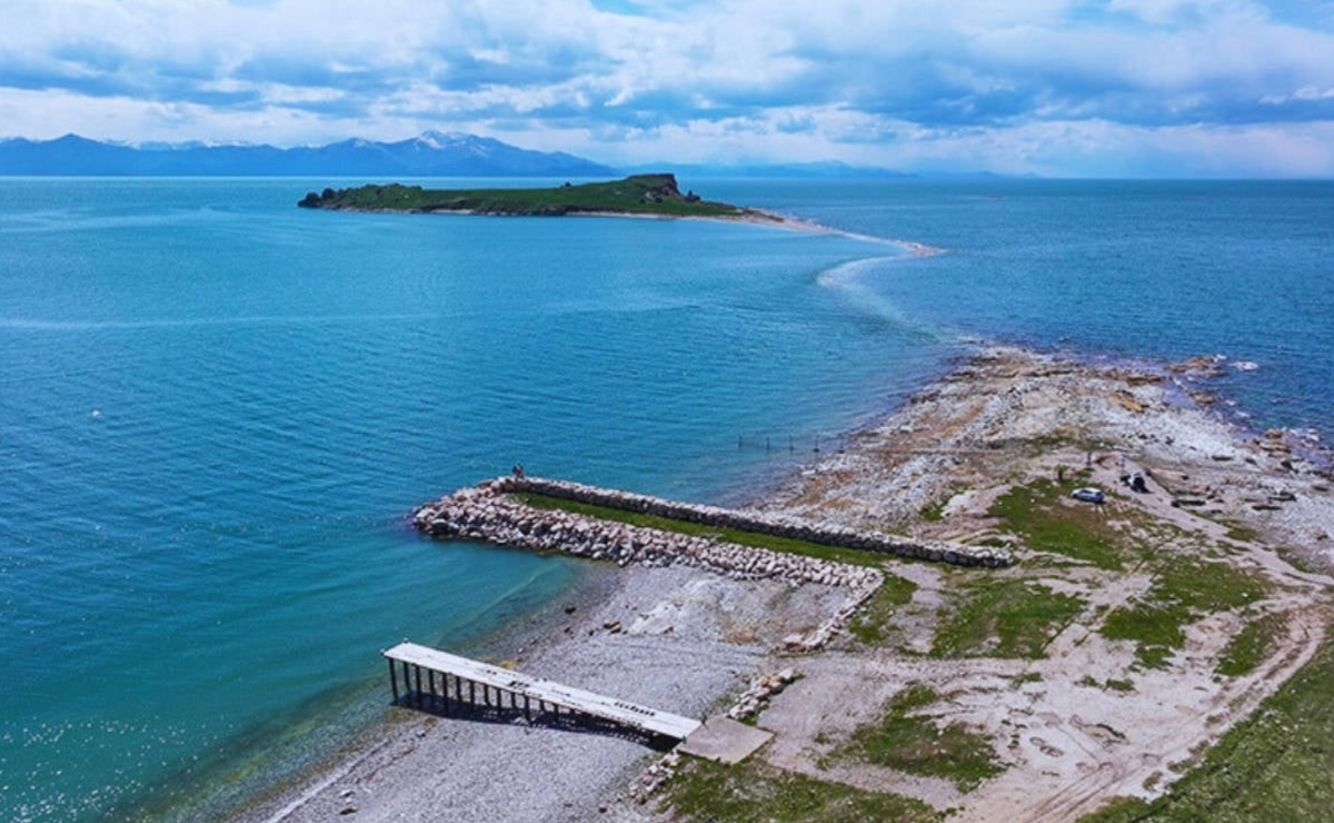 Hồ này cũng nổi tiếng ẩn chứa nhiều di tích lịch sử, bị chìm cách đây nhiều thế kỷ trước. Ảnh: @Đại học Van Yüzüncü Yıl.