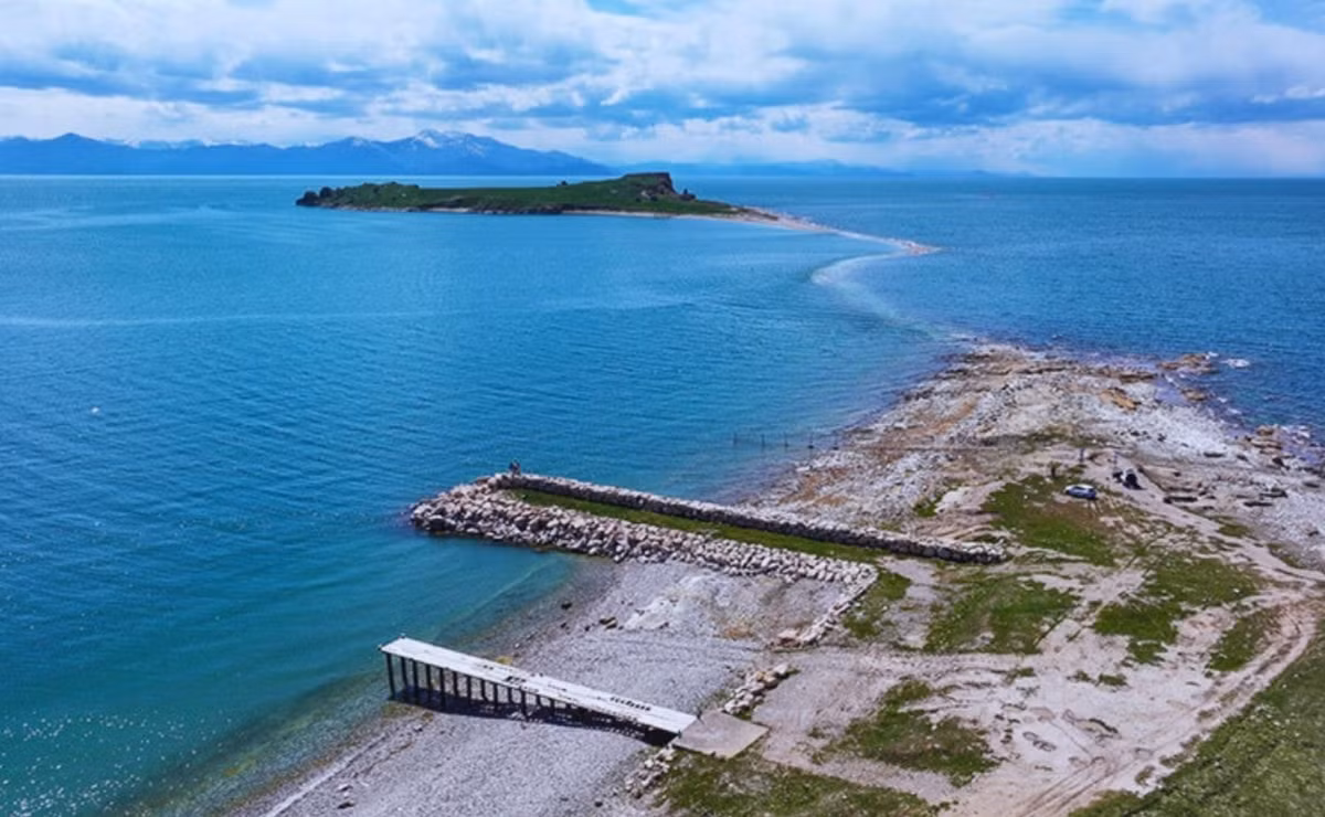 Hồ này cũng nổi tiếng ẩn chứa nhiều di tích lịch sử, bị chìm cách đây nhiều thế kỷ trước. Ảnh: @Đại học Van Yüzüncü Yıl.