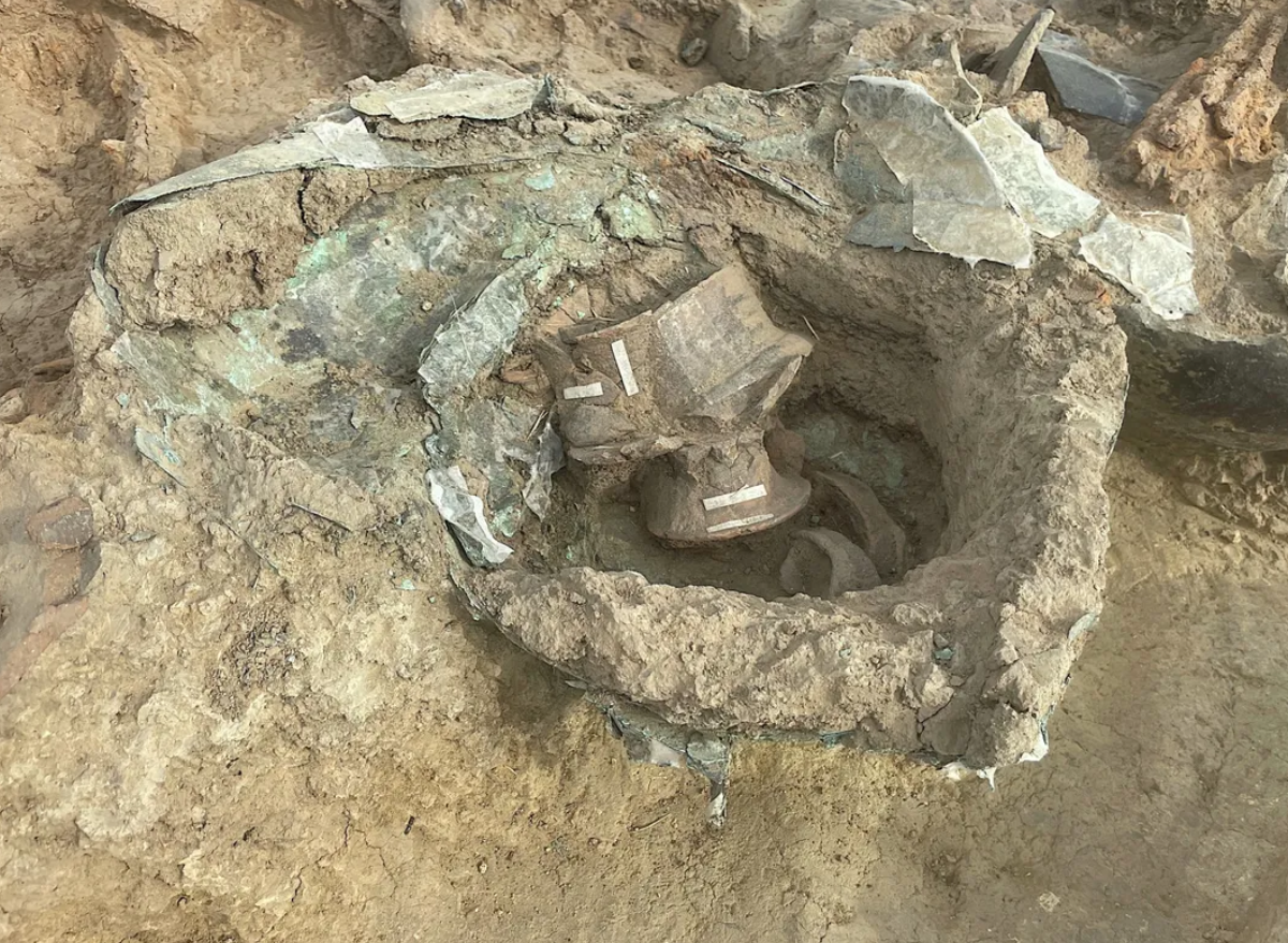 Các nhà khảo cổ cũng phát hiện một bó xiên nướng và một chiếc rìu dùng để chặt thịt, có thể đã được sử dụng trong một bữa tiệc tang lễ dành cho người quá cố. Ảnh: @Đại học Bologna.