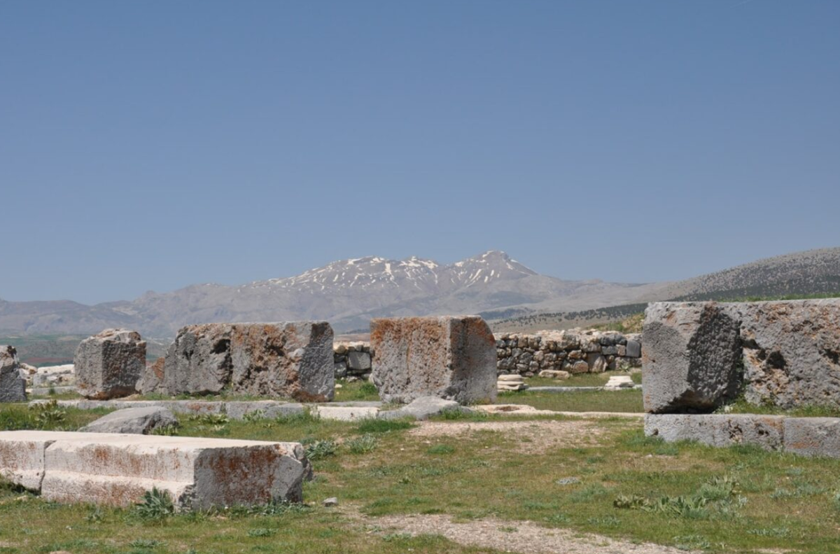 Khi tiến hành khai quật tại thành phố cổ Pisidia Antioch, ở tây nam Thổ Nhĩ Kỳ, các chuyên gia đến từ trường Đại học Süleyman Demirel bất ngờ tìm thấy một hiện vật cổ xưa kỳ quái. Ảnh: @Đại học Süleyman Demirel.