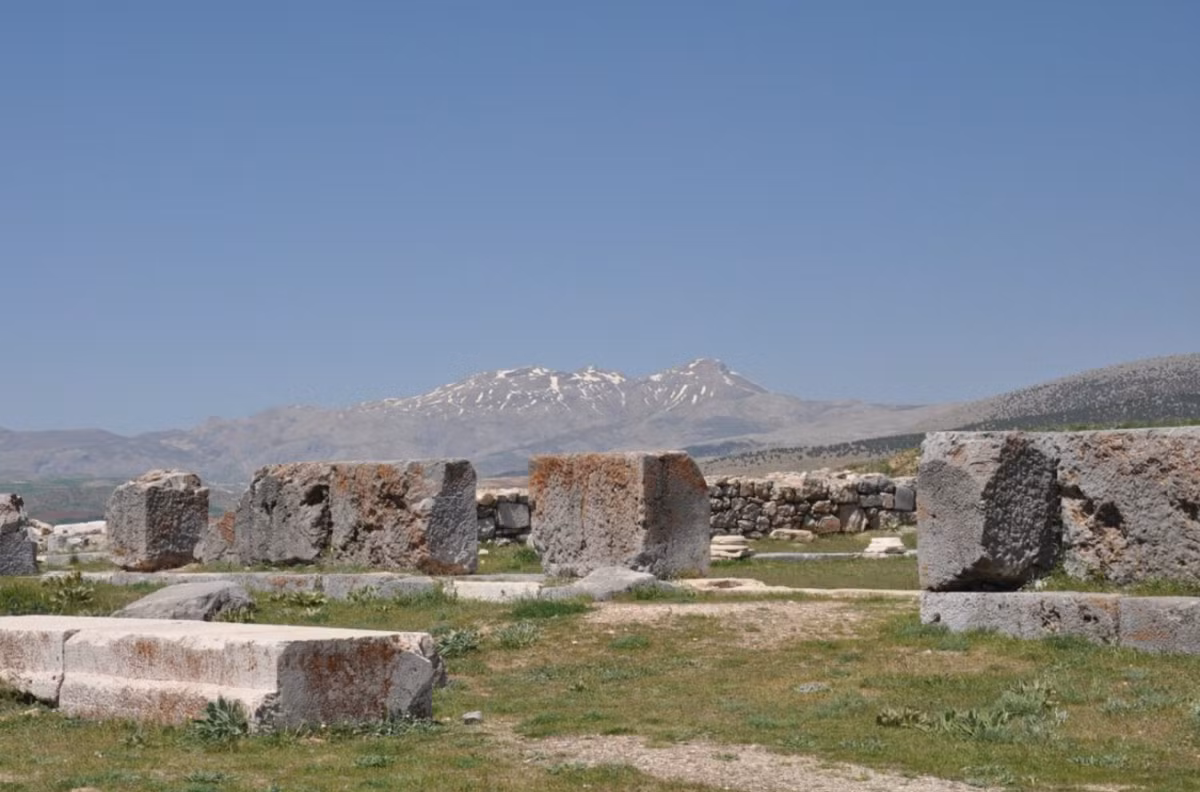 Khi tiến hành khai quật tại thành phố cổ Pisidia Antioch, ở tây nam Thổ Nhĩ Kỳ, các chuyên gia đến từ trường Đại học Süleyman Demirel bất ngờ tìm thấy một hiện vật cổ xưa kỳ quái. Ảnh: @Đại học Süleyman Demirel.