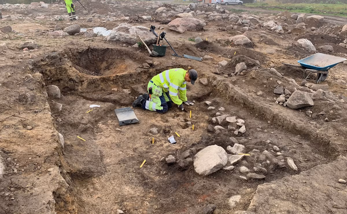 Khi tiến hành khai quật tại gò mộ ở khu định cư Aska, đất nước Thụy Điển, các chuyên gia đến từ Bảo tàng Lịch sử Thụy Điển bất ngờ tìm thấy một cổ vật lạ. Ảnh: @Bảo tàng Lịch sử Thụy Điển.