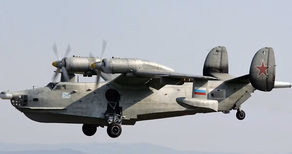 Gần đây nhất, vào ngày 21 tháng 9 năm 2025, đơn vị Prymary của Defense Intelligence Ukraine cũng đã thực hiện một cuộc đột kích quy mô lớn, phá hủy hai máy bay chống ngầm Be-12 Chaika của Nga. Mặc dù đã cũ, nhưng Be-12 vẫn đóng vai trò quan trọng đối với Hạm đội Biển Đen của Nga nhờ thiết bị chống ngầm chuyên dụng, vốn rất khó thay thế trong bối cảnh các lệnh trừng phạt hiện tại. Ảnh: @ militarnyi.