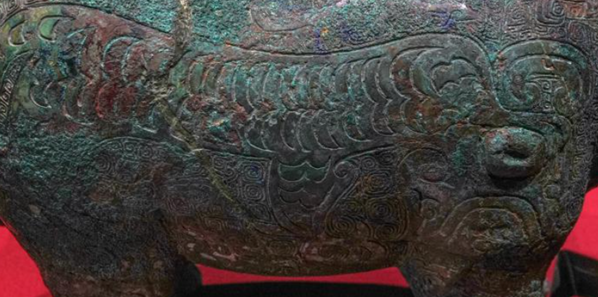 Được khai quật từ lăng mộ của một vị tướng quân cấp cao kiêm thủ lĩnh bộ lạc, Ya Zhang, người có tên được khắc trên cổ con trâu và thành trong của nắp, chiếc bình đồng này được cho là đã được sử dụng như một vật đựng rượu nghi lễ vào cuối triều đại nhà Thương (khoảng thế kỷ 16 - 11 Trước Công Nguyên). Ảnh: @China Daily.