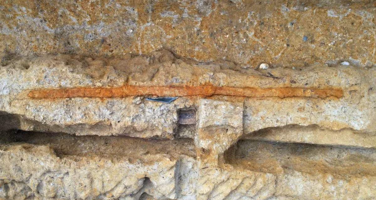 Lưỡi kiếm có đường cong nhẹ, làm liên tưởng đến một con rắn, và nó đại diện cho một thanh kiếm “dakoken” điển hình gắn liền với văn hóa tôn kính thần rắn. Ảnh: @Viện Khảo cổ học Kashihara.