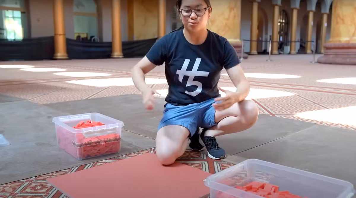 Lily Hevesh đã phát triển tình yêu dành cho domino từ năm 10 tuổi, do cô bị thu hút bởi phản ứng dây chuyền và các thiết kế phức tạp. Ảnh: @guinnessworldrecords.