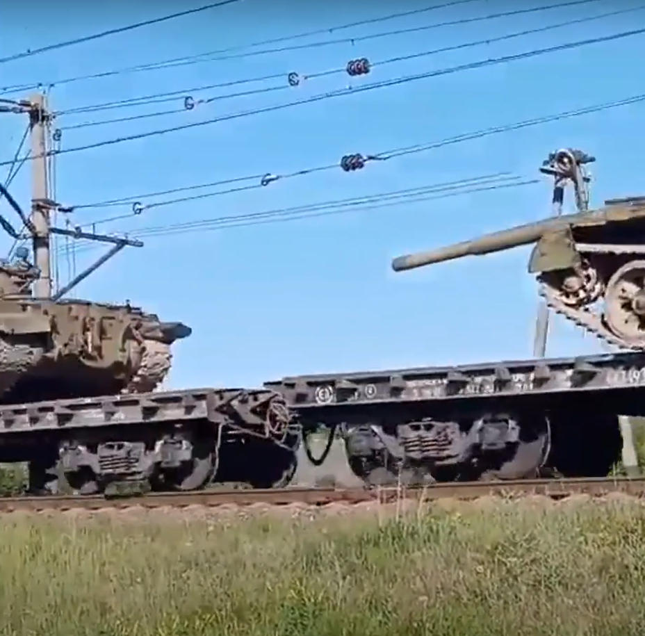 Do dây chuyền sản xuất xe tăng không thể bù đắp tổn thất trên chiến trường với tốc độ chóng mặt, Moscow buộc phải rút các xe tăng cũ khỏi kho lưu trữ lâu dài, đem đi tân trang trở lại trước khi triển khai chúng trên chiến trường Ukraine. Ảnh: @19FortyFive.