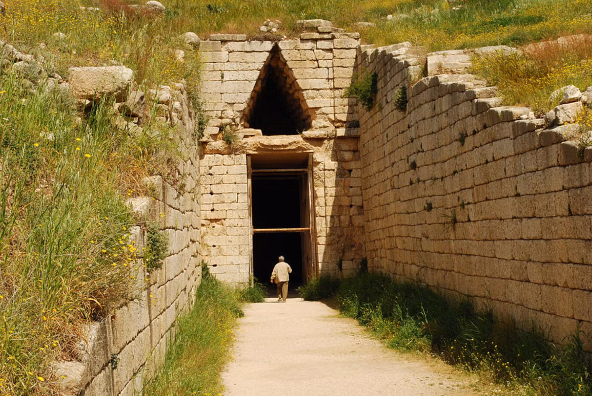 Theo đó, một nghiên cứu mới về hơn 165 hiện vật bằng vàng được khai quật từ các ngôi mộ cổ gần Vịnh Volos ở Thessaly, Hy Lạp, đã làm sáng tỏ thêm về tay nghề của các nghệ nhân Mycenae, tiết lộ những kỹ thuật tiên tiến mà họ đã sử dụng để chế tác vàng trong Thời Kỳ Đồ Đồng ở Hy Lạp cách đây hơn 3.500 năm trước. Ảnh: @Vassiliki Adrimi-Sismani.