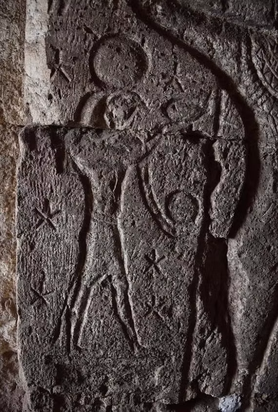 Việc phân tích các chữ tượng hình khắc trong ngôi đền cổ cho thấy, Vua Ptolemy VIII của thế kỷ thứ 2 Trước Công nguyên là người phụ trách việc xây dựng và trang trí ngôi đền vách đá này. Ảnh: @Đại học Tübingen.