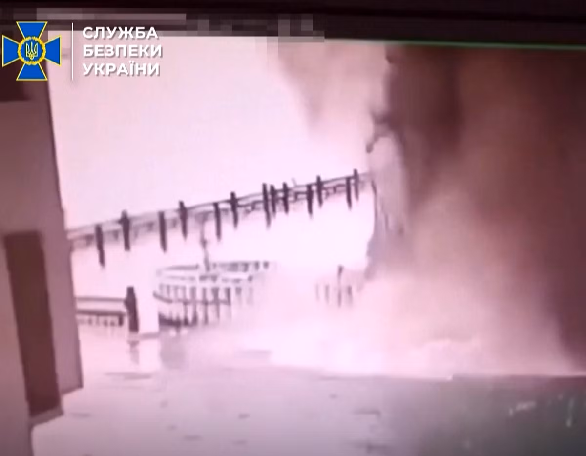 Một trong những ví dụ minh họa rõ ràng nhất là việc Ukraine sử dụng chúng trong cuộc tấn công Cầu Kerch vào tháng 6 năm đó, gây thiệt hại nghiêm trọng cho một trong những tuyến đường kết nối cơ sở hạ tầng chính với Bán đảo Crimea. Ảnh: @Tình báo Ukraine.