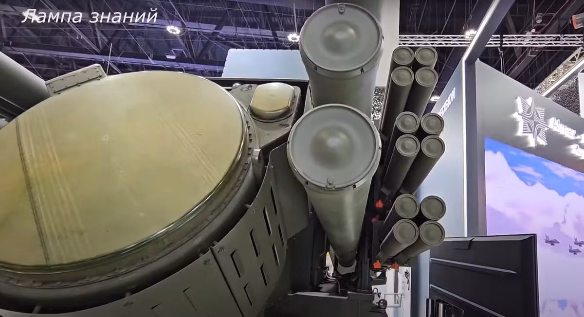 Một trong những tính năng tiên tiến nhất của hệ thống là khả năng đánh giá tiêu diệt tự động, cho phép đánh giá thành công việc đánh chặn theo thời gian thực mà không cần sự can thiệp của người vận hành, điều này giúp cải thiện đáng kể tốc độ giao tranh, khả năng phản ứng và khả năng đối phó với các chiến thuật bầy đàn UAV của đối phương. Ảnh: @ EDR Magazine.