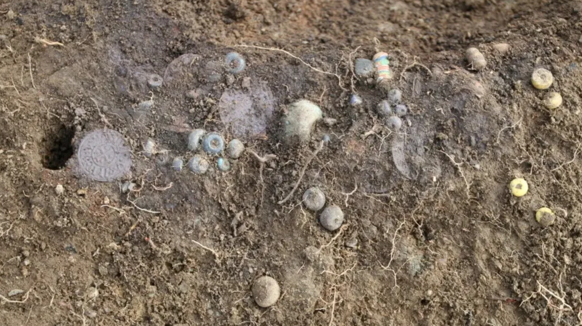 Dưới chân xe ngựa là một chiếc rương gỗ được trang trí tinh xảo, nhưng nội dung bên trong vẫn chưa được biết. Ảnh: @Bảo tàng Odense.