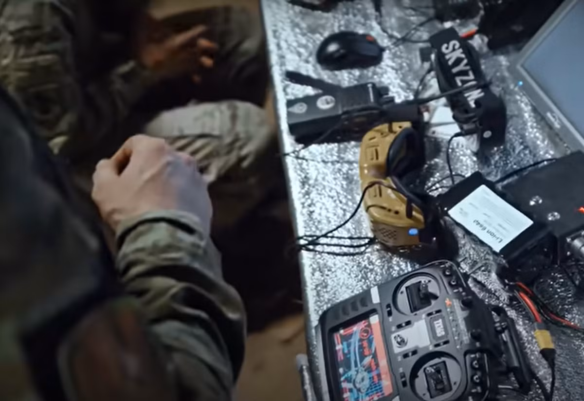 Mới đây, UNITED24 (nền tảng do Chính phủ Ukraine điều hành) đã công bố một video ghi lại cảnh các chiến sĩ điều khiển máy bay không người lái của Cơ quan An ninh Ukraine (SSU) thuộc Nhóm Đặc nhiệm Alpha đang hoạt động trên tiền tuyến. Ảnh: @Cơ quan An ninh Ukraine.