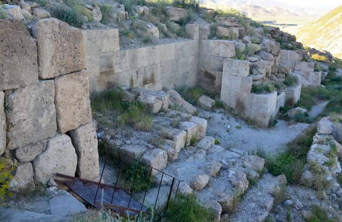 Trong quá trình khai quật tại lâu đài này, các chuyên gia đến từ trường Đại học Van Yüzüncü Yıl đã tìm thấy một vật thể lạ. Ảnh: @Đại học Van Yüzüncü Yıl.