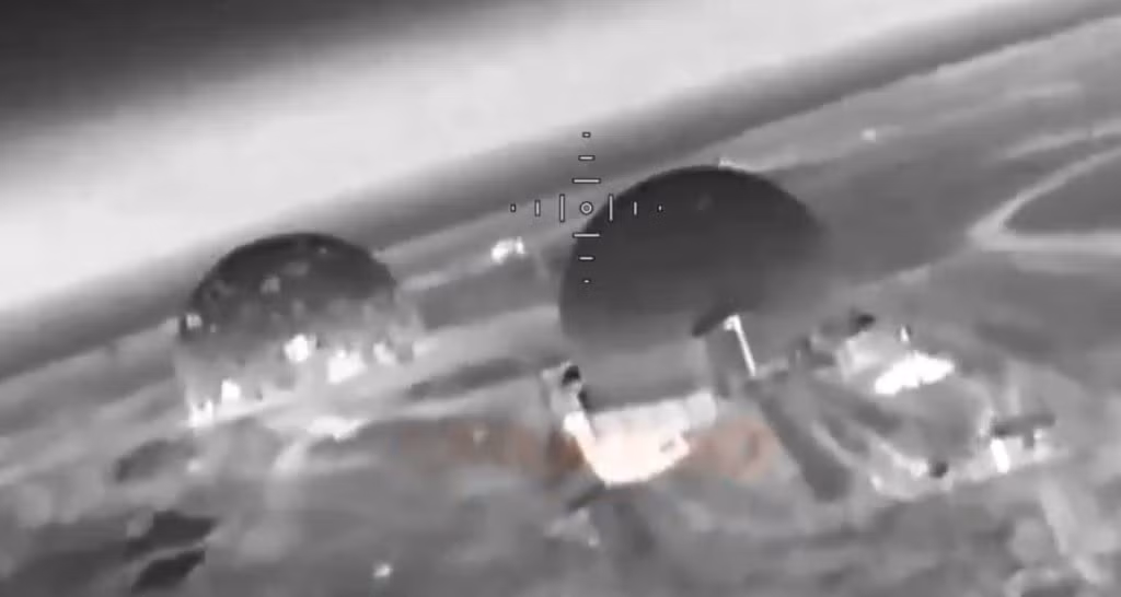 Ukraine vừa tiến hành một cuộc tấn công mới ở mũi phía nam Crimea, sử dụng tàu mặt nước không người lái (USV) để phóng máy bay không người lái FPV nhắm vào các trạm radar chiến lược của Nga. Đây là minh chứng rõ nét cho tốc độ phát triển của chiến tranh máy bay không người lái, đồng thời đe dọa nghiêm trọng đến khả năng giám sát và kiểm soát bầu trời Biển Đen của Moscow.