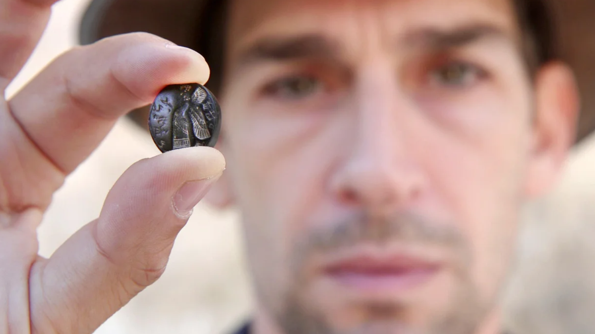 Tại đây, các chuyên gia đến từ Cơ quan Cổ vật Israel đã phát hiện ra một con dấu bằng đá đen cực kỳ quý hiếm, ước tính nó có niên đại khoảng 2.700 năm tuổi. Ảnh: @Cơ quan Cổ vật Israel.