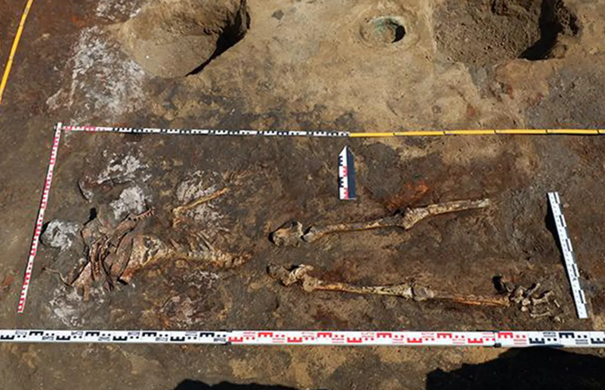 Các chuyên gia thuộc trường Đại học Ba Lan phát hiện ra rằng, người phụ nữ được chôn cất trong ngôi mộ này có lẽ không phải là người Viking mà là một nữ chiến binh thuộc tộc người Slav. Ảnh: @Đại học Ba Lan.