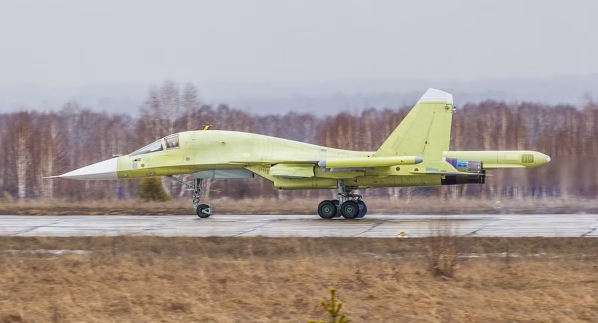 Cùng với việc giao hàng để sử dụng trong nước, sự xuất hiện của một chiếc Su-34 với tông màu nâu sa mạc và vàng mới vào giữa tháng 5/2025 đã làm dấy lên suy đoán rằng, dòng máy bay này lần đầu tiên được sản xuất để xuất khẩu, nhiều khả năng là sang Algeria, nhưng cũng có thể là sang một khách hàng khác có khí hậu tương tự như Iran hoặc Sudan. Ảnh: @ Wikipedia.