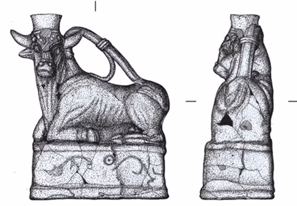 Bên dưới là một đế hình chữ nhật. Các nhà khảo cổ học tin rằng, tư thế này tượng trưng cho con bò đực trước khi hiến tế, và đế bình có thể là một loại bàn thờ. Ảnh: @Viện Kurchatov.