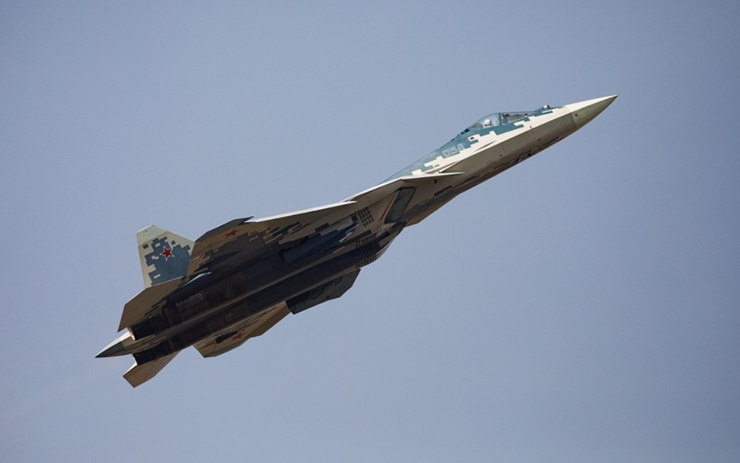 Trong khi Nga chưa chính thức tiết lộ danh tính của người mua nước ngoài này là ai, nhưng đã có nhiều đồn đoán xung quanh cho rằng, Algeria là bên có khả năng nhận được dòng máy bay này, do có nhiều báo cáo thời gian qua bị rò rỉ cho biết, phi công nước Algeria đang được đào tạo lái máy bay Su-57E này và họ có mối quan hệ quân sự lâu dài với Nga. Ảnh: @National Security Journal.