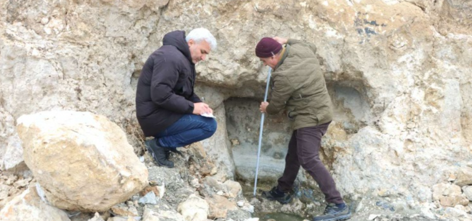 Không chỉ dừng tại đó, các chuyên gia còn tìm thấy tàn tích nền móng của các lâu đài cổ. Ước tính, những công trình cổ xưa này có từ thời Urartu. Ảnh: @Đại học Van Yüzüncü Yıl.