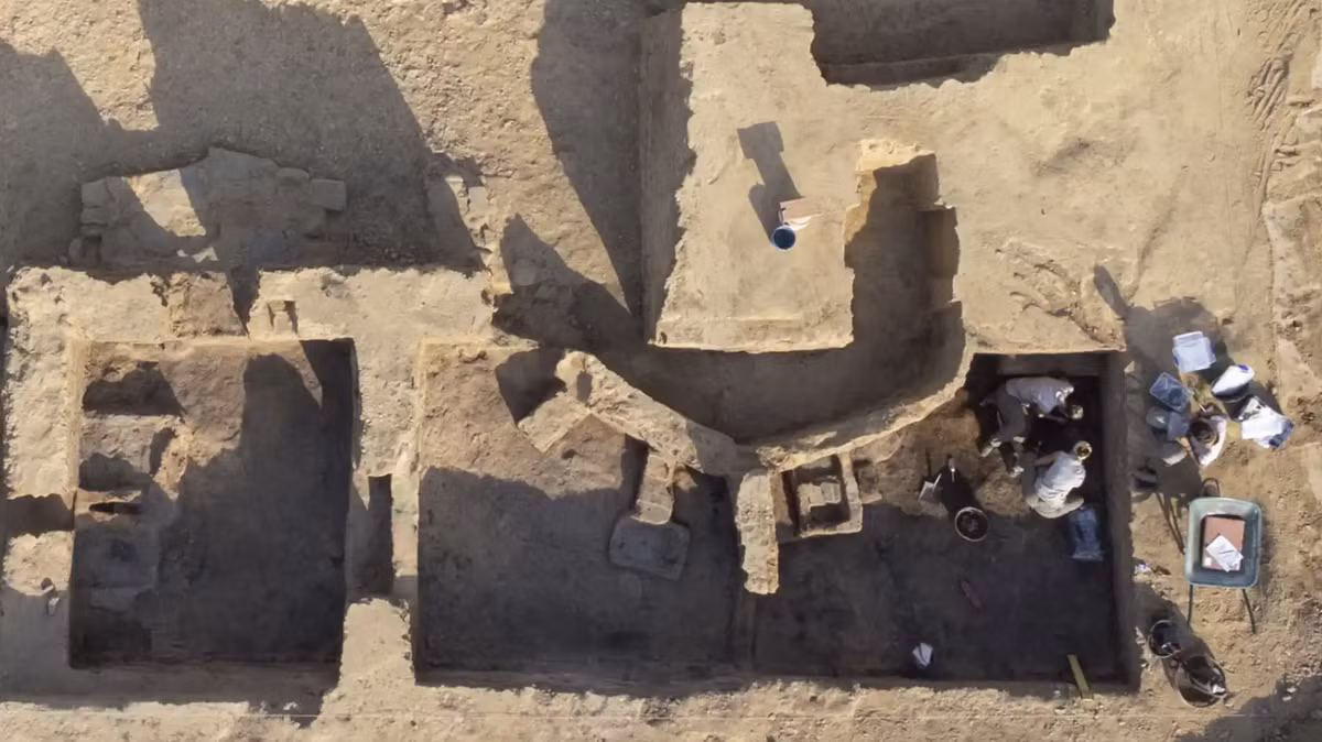 Vậy người khắc nó là ai? Mặc dù người Tartessos cổ đại có hệ thống chữ viết, nhưng họ để lại rất ít tài liệu viết, do đó, phần lớn nền văn minh của họ vẫn còn là một bí ẩn. Các nhà nghiên cứu tin rằng nền văn minh này biến mất vào khoảng thế kỷ thứ Sáu Trước Công Nguyên, nhưng họ không chắc chắn lý do chính xác là gì. Có thể nền văn minh này đã sụp đổ vì bạo lực, hoặc xã hội này có thể đã bị tàn phá bởi một trận động đất. Ảnh: @Bảo tàng Quốc gia Tây Ban Nha.