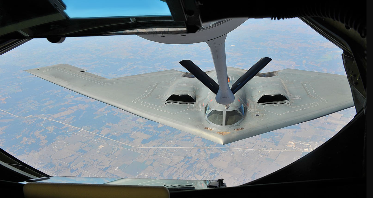 Chỉ có 20 chiếc B-2 trong biên chế Không quân Mỹ, tất cả đều đóng tại Căn cứ Không quân Whiteman ở Missouri. Mỗi máy bay ném bom này có ​​giá khoảng 2 tỷ đô la theo giá trị hiện tại. Ảnh: @CNBC.