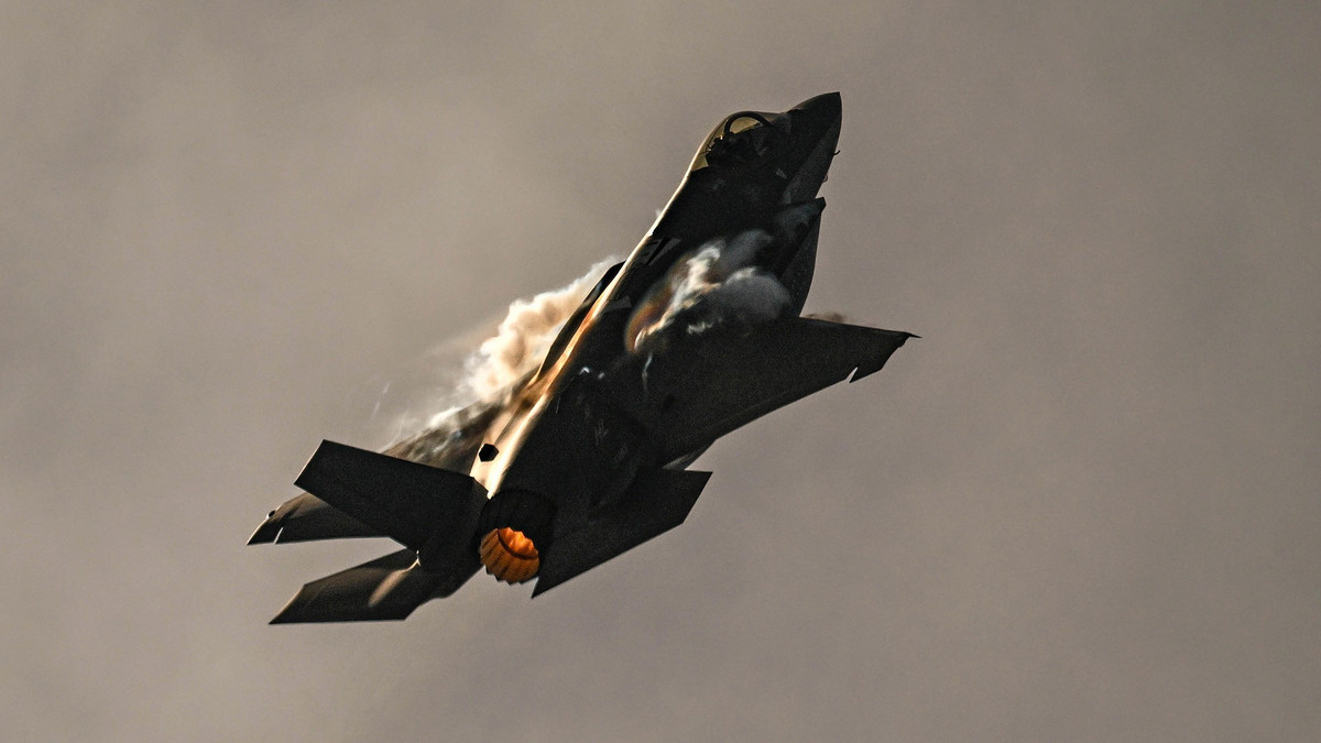 Bên cạnh đó, Tổng thống Trump khẳng định sẽ duy trì các đòn tấn công mạnh tay. Ông cảnh báo mọi máy bay Venezuela tiếp cận quá gần tàu chiến Mỹ sẽ bị coi là mối đe dọa và có thể bị bắn hạ. Ông Trump cũng nhấn mạnh lưu lượng tàu buôn ma túy từ Venezuela sang Mỹ đã giảm đáng kể, cho thấy hiệu quả rõ rệt của các chiến dịch gần đây.