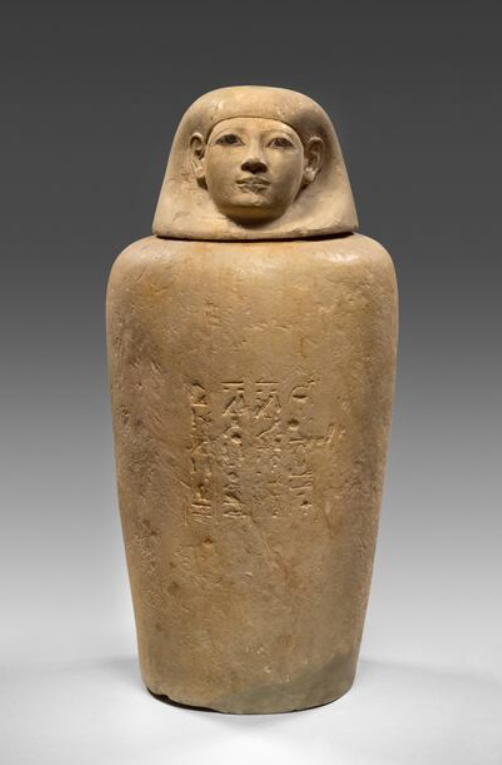 Theo ghi chép lịch sử, Senetnay là thành viên nổi tiếng trong đoàn tùy tùng của Pharaoh. Sau khi bà qua đời, thi thể Senetnay được ướp xác và đặt bên trong một chiếc lọ đá vôi có nắp hình đầu người. Ảnh: @Bảo tàng August Kestner.