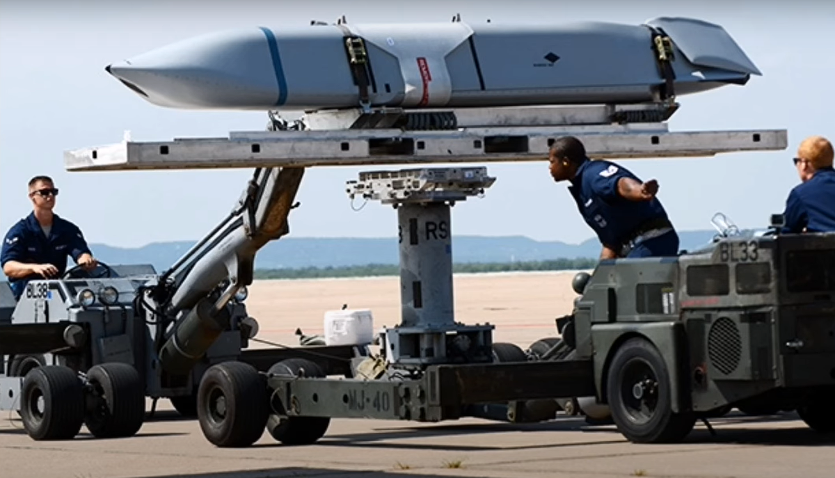 Đến năm 2021, dự án tên lửa này bước vào giai đoạn Kỹ thuật, Sản xuất và Phát triển (EMD) và vào năm 2022, nó đã trải qua một số cuộc thử nghiệm bay để xác nhận khả năng tích hợp với B-52 Stratofortress, bao gồm hiệu suất đánh lửa động cơ và hệ thống điều khiển. Một số thử nghiệm đã được thực hiện bằng cách sử dụng đầu đạn hạt nhân giả. Ảnh: @Raytheon.