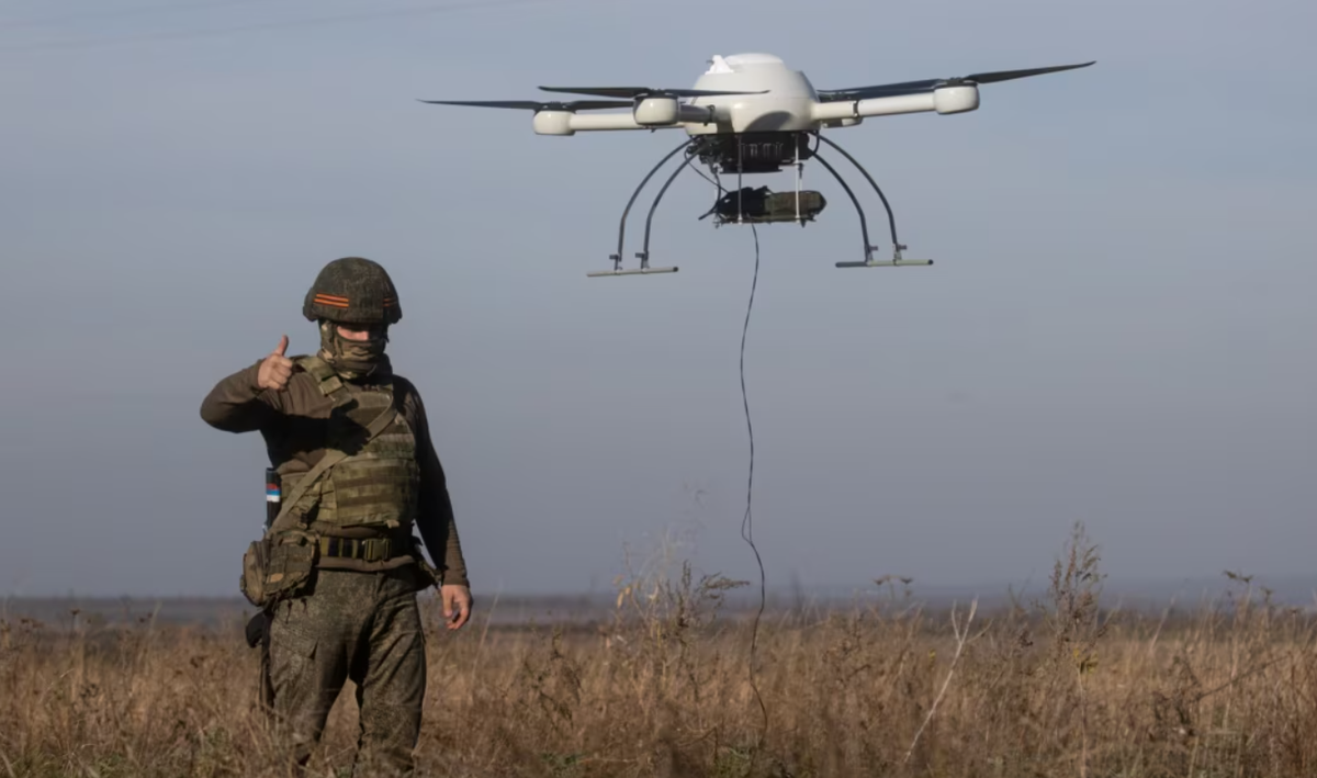 Cáp quang cũng đảm bảo truyền dữ liệu tốt hơn, điều này rất quan trọng cho các nhiệm vụ trinh sát thời gian thực trong môi trường kết nối không dây có thể bị xâm phạm. Ảnh: @Kalashnikov.