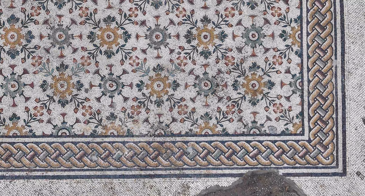 Bức tranh sàn khảm được bảo quản trong tình trạng đặc biệt tốt, chỉ có một vài hư hại nhỏ ở phần thảm hoa và viền chạm khắc. Ảnh: @Viện Nghiên cứu Khảo cổ Ý.