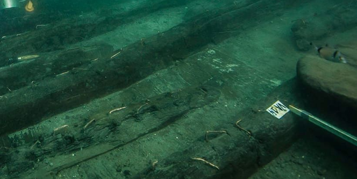 Con tàu đang neo đậu tại một bến tàu trong kênh đào chảy dọc theo mặt phía nam của ngôi đền Amun thì thảm họa một trận động đất kèm theo sóng thần xảy ra nhấn chìm toàn bộ thành phố Thonis-Heracleion. Ảnh: @Bộ Du lịch và Cổ vật Ai Cập.