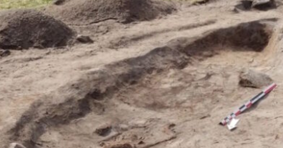 Đây là một chiếc thuyền dùng để mai táng, dài khoảng 5,4 mét. Nhưng không giống như những chiếc thuyền quen thuộc hơn với những đinh tán sắt lộ rõ: ở đây, các tấm ván được khâu lại với nhau. Các vật liệu hữu cơ - sợi hoặc dây thừng - nối các tấm ván lại với nhau một cách mềm mại. Ảnh: @Bảo tàng Đại học Bắc Cực của Na Uy.