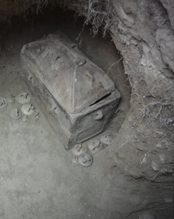 Người đàn ông này được chôn cất cùng với một cái bát và 14 chiếc bình nghi lễ Hy Lạp chất lượng cao, được trang trí công phu, hay còn gọi là bình amphorae. Ảnh: @Bộ Văn hóa Hy Lạp.