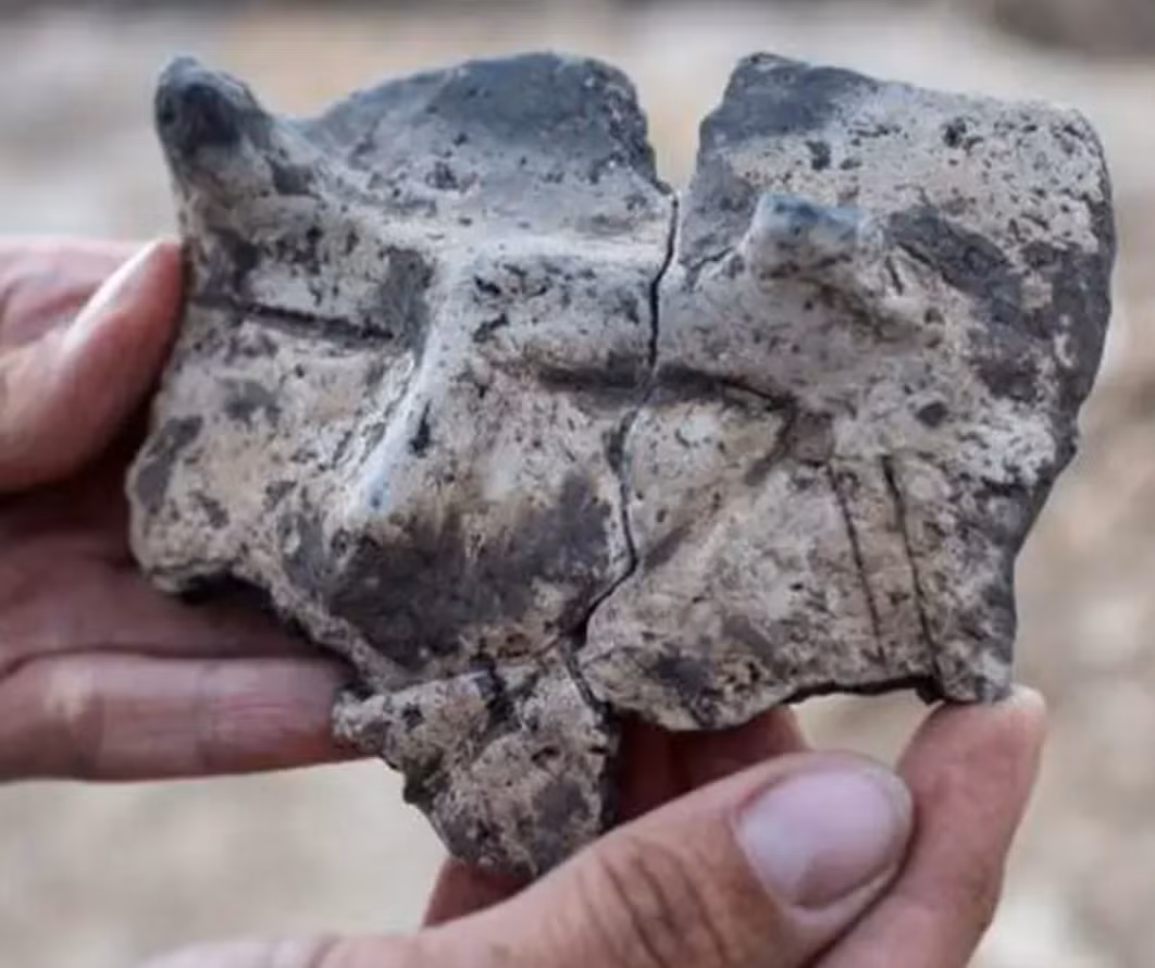 Giáo sư Marek Nowak đến từ Viện Khảo cổ học của trường Đại học Jagiellonian ở Kraków tin rằng: "Hiện nay chúng tôi không thể giải thích rõ hình ảnh mặt người này là ai, nó ý nghĩa thế nào. Tuy nhiên, có vẻ như đây là một hiện vật bất thường có thể có liên quan đến một yếu tố linh thiêng thuộc nền văn hóa bản địa cổ xưa”. Ảnh: @Đại học Jagiellonian.