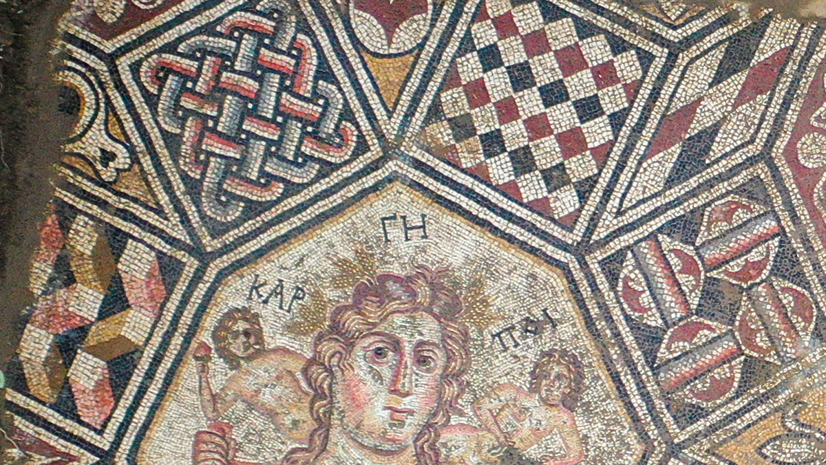 Cô được miêu tả là nữ thần mùa màng, và ký hiệu ΓΗ phía trên đầu cô cho biết, cô ấy là nữ thần của Trái Đất, Gaia. Ảnh: @Bảo tàng İznik.