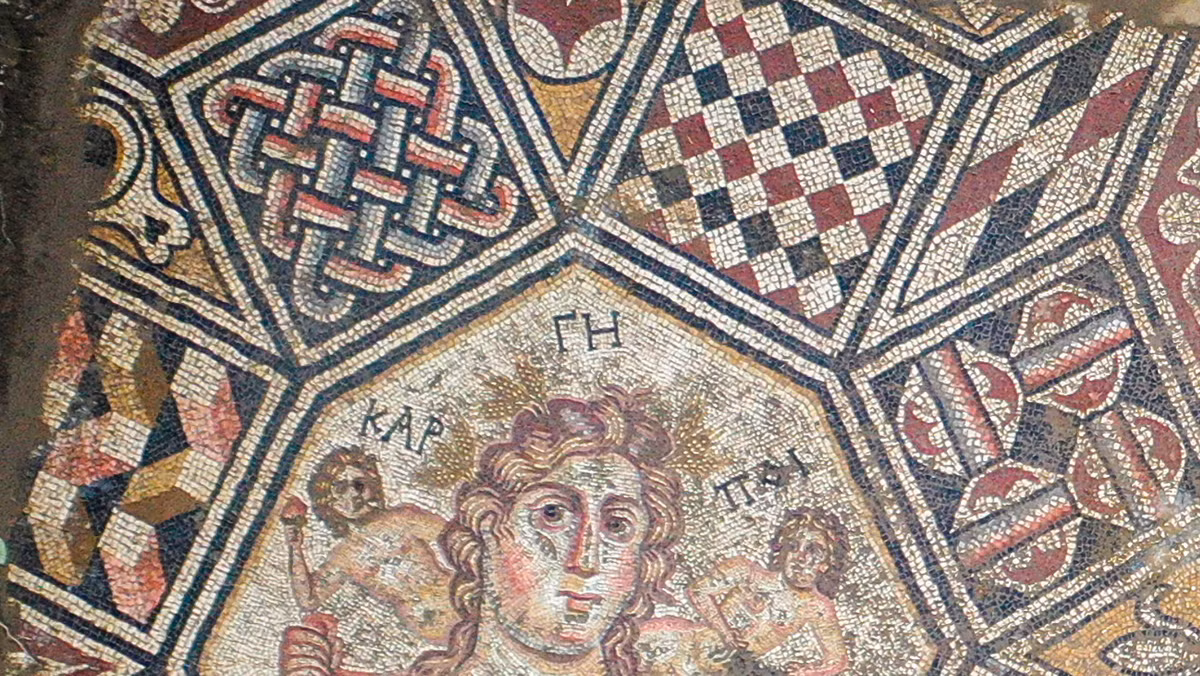 Cô được miêu tả là nữ thần mùa màng, và ký hiệu ΓΗ phía trên đầu cô cho biết, cô ấy là nữ thần của Trái Đất, Gaia. Ảnh: @Bảo tàng İznik.