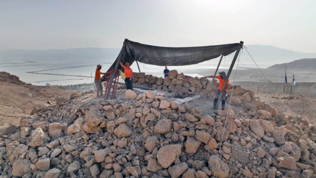 Nằm cách Jerusalem hàng chục dặm về phía nam, kim tự tháp này cao khoảng 6 mét. Ảnh: @Cơ Quan Cổ Vật Israel.