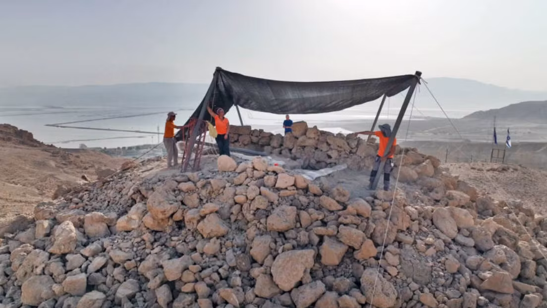 Nằm cách Jerusalem hàng chục dặm về phía nam, kim tự tháp này cao khoảng 6 mét. Ảnh: @Cơ Quan Cổ Vật Israel.